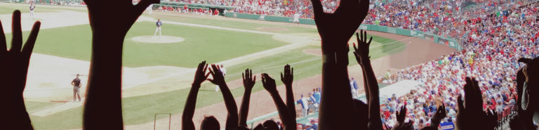 举的手照片，欢呼在棒球比赛。